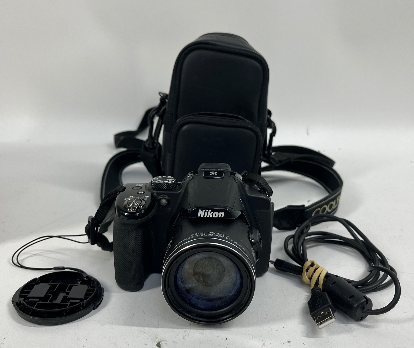 Nikon COOLPIX P520 18.1MP Digital Camera 14,000 Shutter Count with Extras