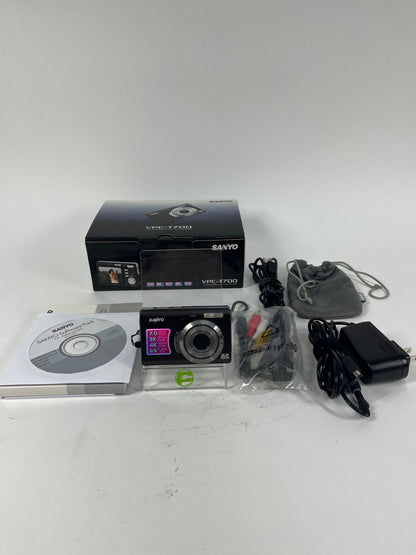 Broken Sanyo VPC-T700 7.0MP Digital Camera Includes Battery and Charger